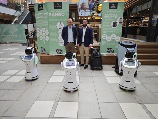 Danskrobot i Lyngby Storcenter sammen med Sanbot og rengørings robotterne